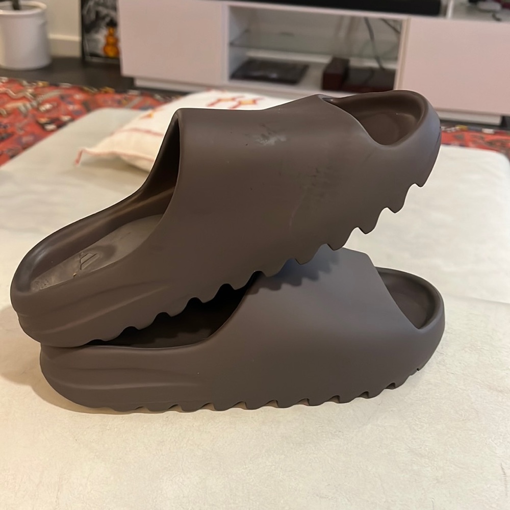 ADIDAS SLIDE “SOOT” SIZE 9